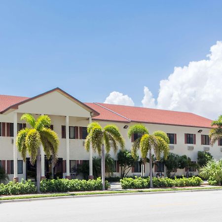 Super 8 By Wyndham Pompano Beach Exterior photo