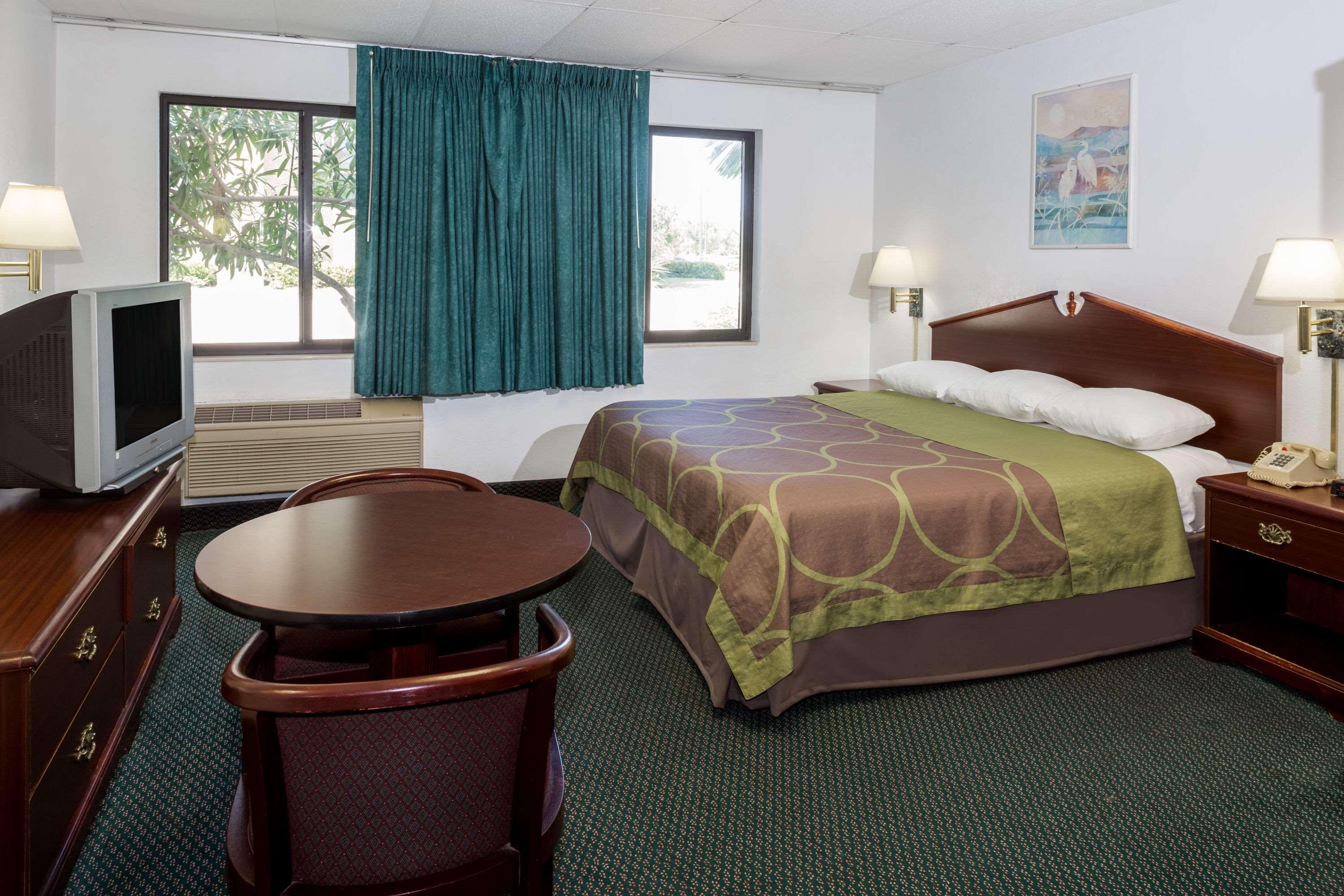 Super 8 By Wyndham Pompano Beach Exterior photo