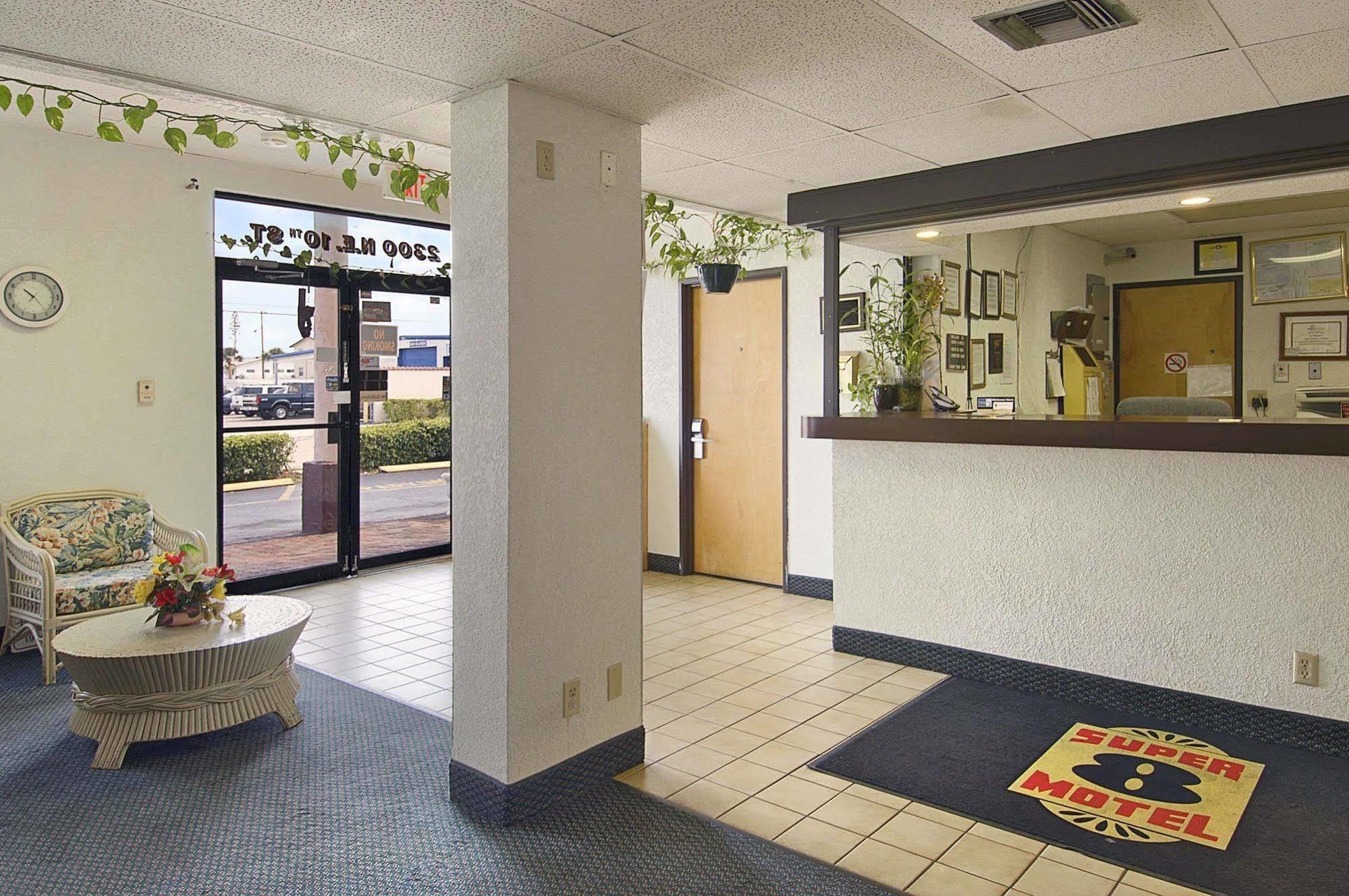 Super 8 By Wyndham Pompano Beach Exterior photo