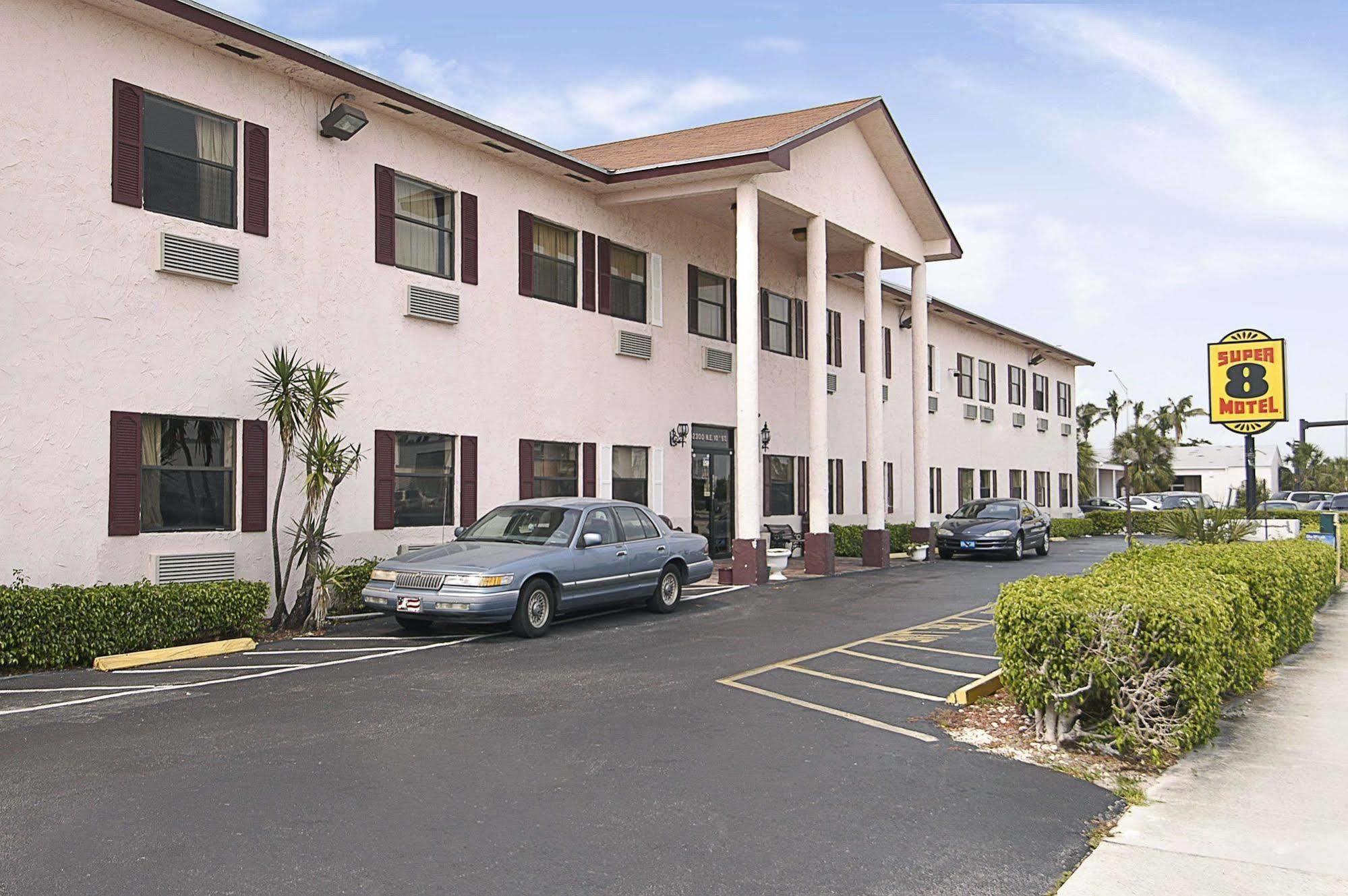 Super 8 By Wyndham Pompano Beach Exterior photo