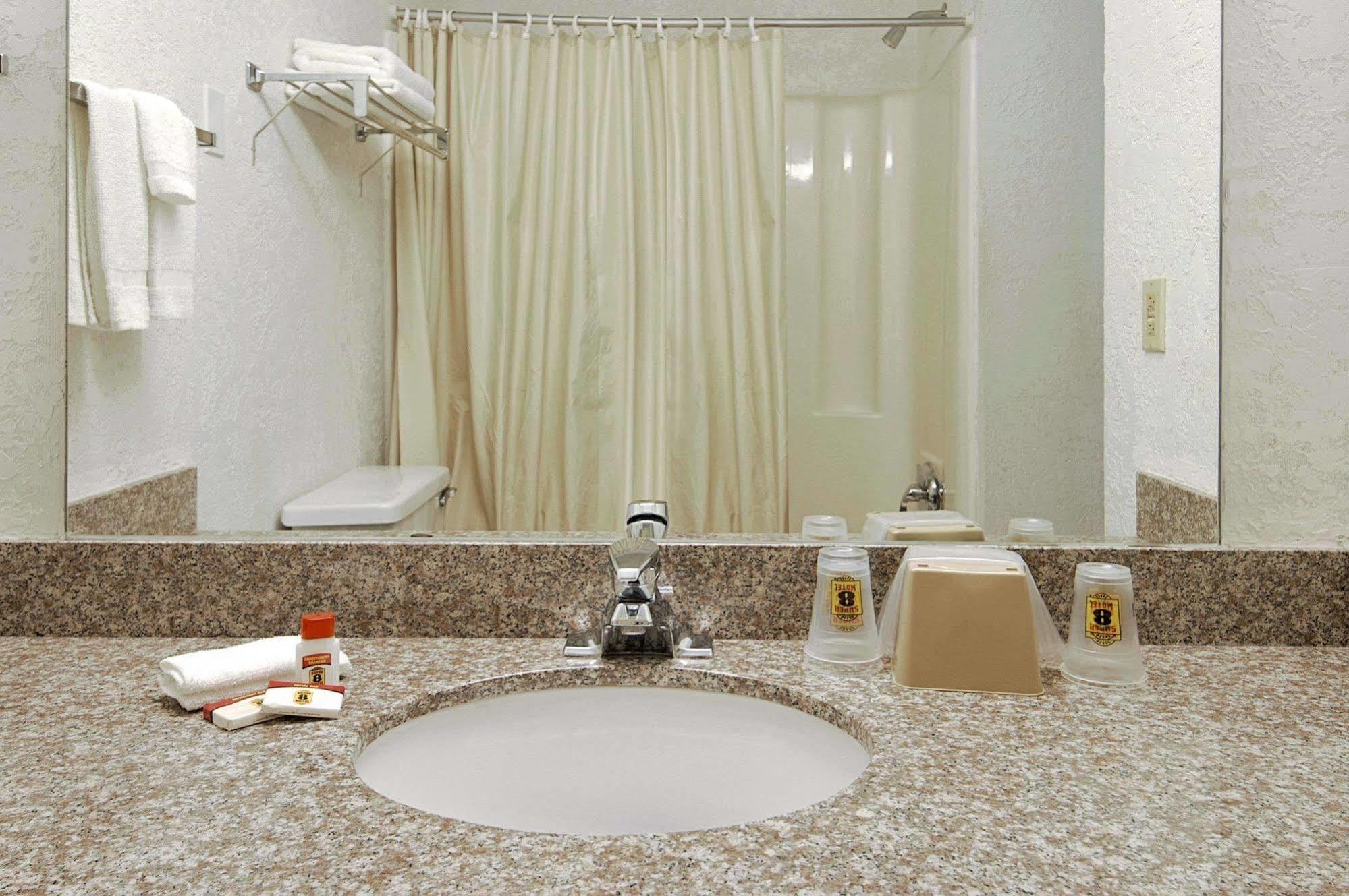 Super 8 By Wyndham Pompano Beach Room photo