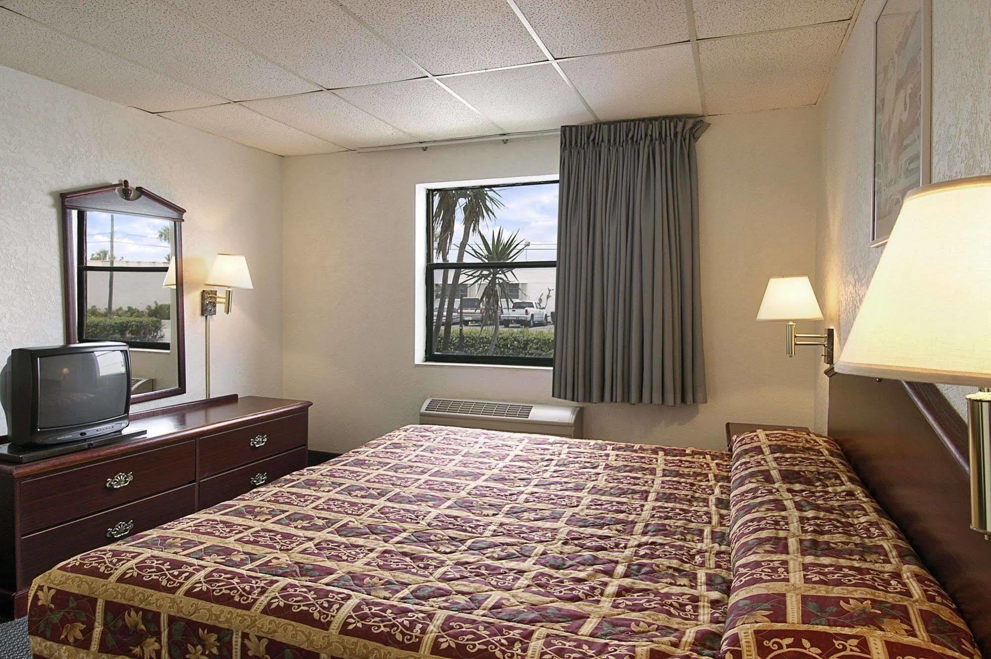 Super 8 By Wyndham Pompano Beach Room photo