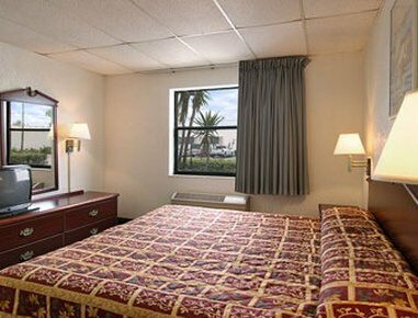 Super 8 By Wyndham Pompano Beach Exterior photo