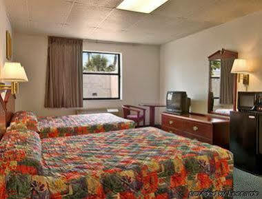 Super 8 By Wyndham Pompano Beach Exterior photo